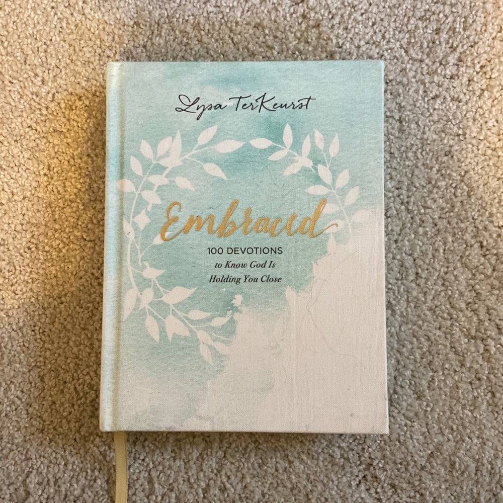 Lysa TurKeurst devotional, Embraced 100 devotions to know god is holding you